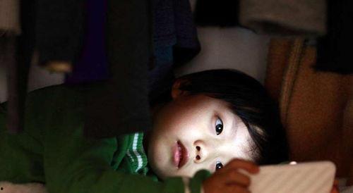 女生熬夜娱乐吃瓜酱视频  第3张